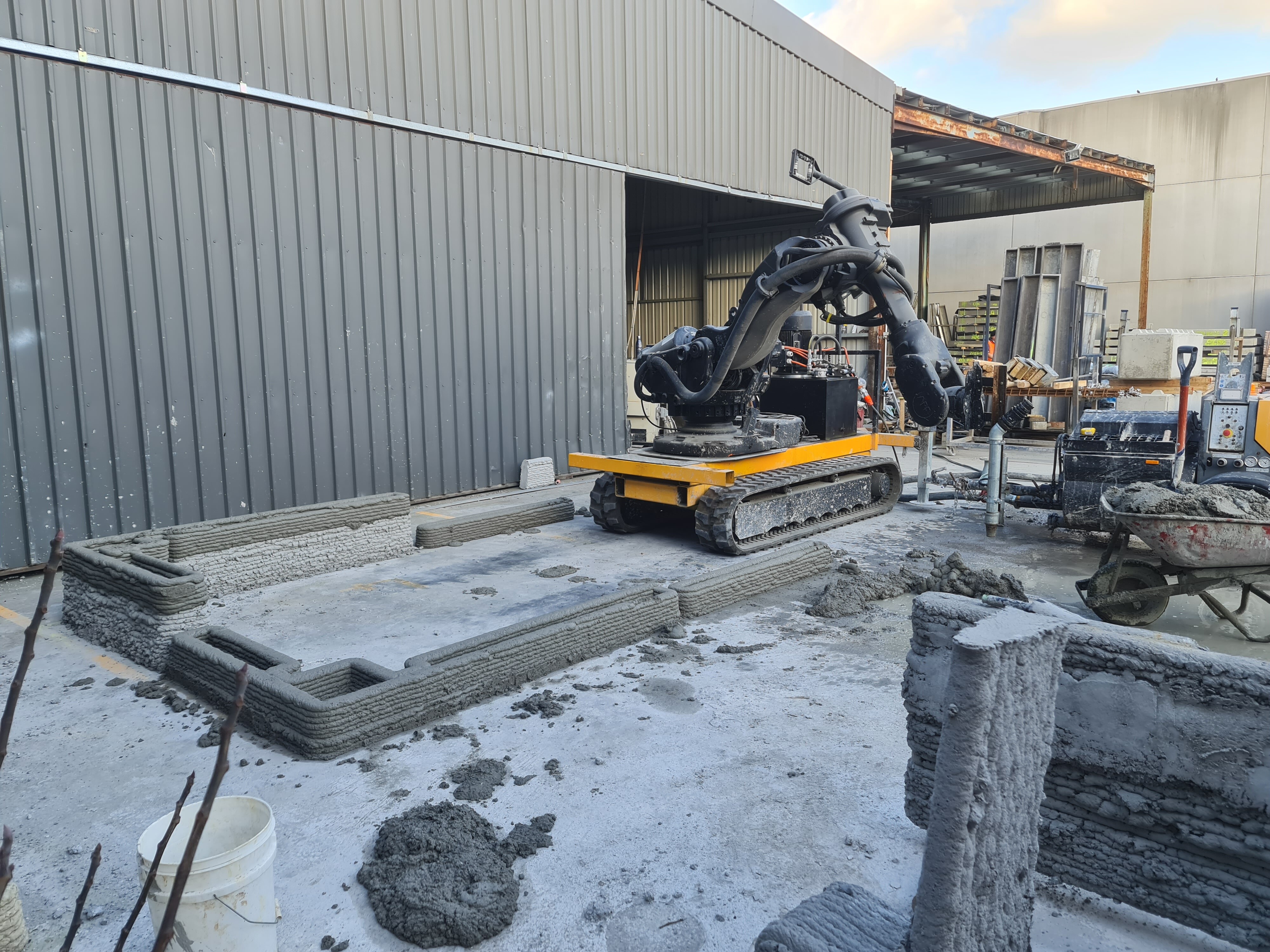 Macro3D robot printing a concrete structure